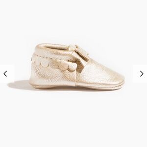 Freshly Picked Platinum Bow Mocc Mini hard sole size 5